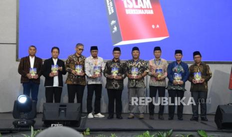 Peluncuran buku karya Ketua Umum PP Muhammadiyah Prof Haedar Nashir dalam momen malam ramah tamah Tanwir dan resepsi Milad ke-112 Muhammadiyah di Kupang, NTT, Selasa (3/12/2024).