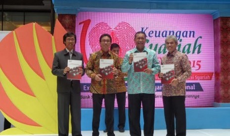 Peluncuran buku kodifikasi produk keuangan syariah di Keuangan Syariah Fair 2015