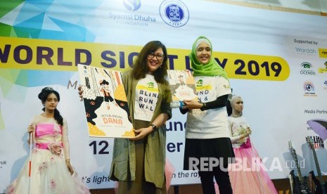 Peluncuran buku nyaring elektronik Petualangan Dana hasil kerjasama Syamsi Dhuha Foundation (SDF) dengan Prodi Desain Komunikasi Visual ITB pada acara Hari Penglihatan Sedunia atau Worl Sigh Day (WSD) 2019 yang digelar SDF, di Gedung CRCS ITB, Kota Bandung, Sabtu (12/10).