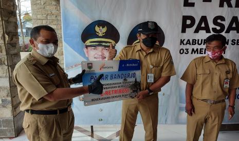  Peluncuran e-retribusi pasar tradisional yang dilaksanakan Bupati Semarang, H Ngesti Nugraha, di Plaza Pasar Bandarjo, Ungaran, Kabupaten Semarang. Terobosan ini dilakukan Pemkab Semarang untuk mengantisipasi kebocoran retribusi dan mengurangi kontak langsung pemungut retribusi dengan para pedagang.