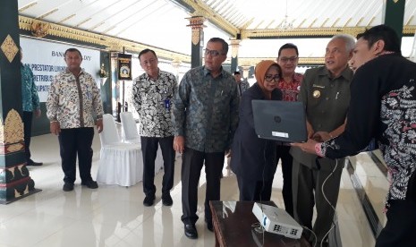  Peluncuran elektronik retribusi (e-retribusi) sampah di Pendopo Parasamya Kabupaten Sleman.