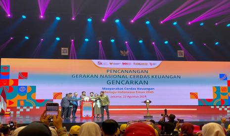 Peluncuran Gerakan Nasional Cerdas Keuangan (Gencarkan) oleh Otoritas Jasa Keuangan (OJK) dan Kementerian Koordinator Bidang Perekonomian di JIExpo, Jakarta, Kamis (22/8/2024). 