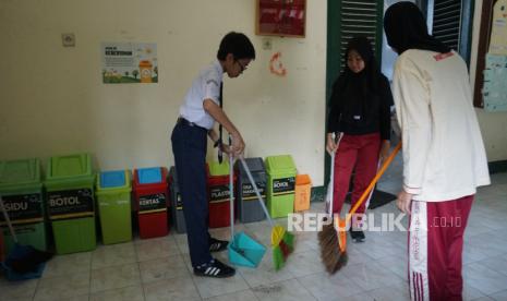 Peluncuran Gerakan Sekolah Bersih dengan kegiatan kerja bakti massal seluruh warga sekolah di SMP Negeri 5 Yogyakarta, Kota Yogyakarta, Rabu (26/2/2025). 