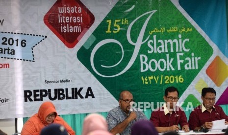 Peluncuran Islamic Book Fair (IBF) 2016. Ketua Panitia IBF 2016 M Anis Baswedan (kedua kiri) memberikan penjelasan saat Peluncuran Islamic Book Fair (IBF) 2016 di Istora Senayan, Jakarta, Kamis (19/11). Pameran buku Islam atau Islamic Book Fair (IBF) 2016 