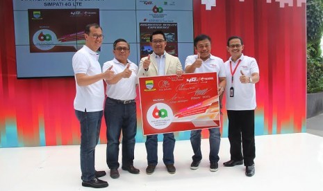 Peluncuran kartu perdana 4G LTE Telkomsel edisi konferensi Asia Afrika