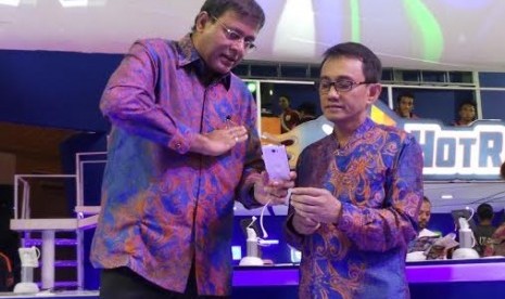 Peluncuran kartu perdana baru oleh Presiden Direktur XL Hasnul Suhaimi  dan Direktur Marketing & Commerce XL – Pradeep Shrivastava di Jakarta (4/6).