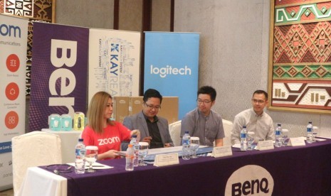 Peluncuran kolaborasi Simplifying Collaboration oleh perusahaan system integrator, PT Kayreach System dengan BenQ, Logitech, dan Zoom, untuk mewujudkan kolaborasi video, di Jakarta Pusat, Rabu (20/2). (ki-ka) Sales Department SouthEast Asia Zoom, Tien Tien Sin; Manajer Pengembangan Bisnis PT BenQ Indonesia, Muhammad Yusuf Guamo; Country Manager Logitech Indonesia, Ismail Maksum; dan Direktur Penjualan Kayreach System, Handry. 