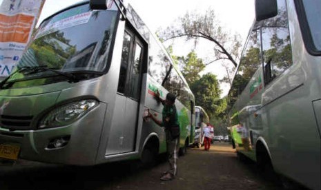   Peluncuran Kopaja AC P-19 dan P-20 di Ragunan, Jakarta, Kamis (5/7). 