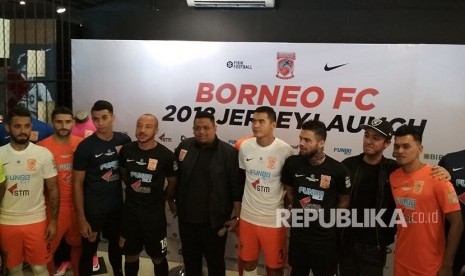 Peluncuran kostum baru Borneo FC di Jakarta, Senin (12/2).