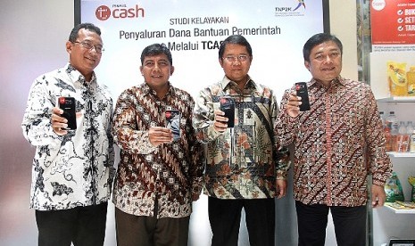 Peluncuran layanan Tcash TAP oleh Menkominfo Rudiantara di Jakarta, Kamis (15/15)