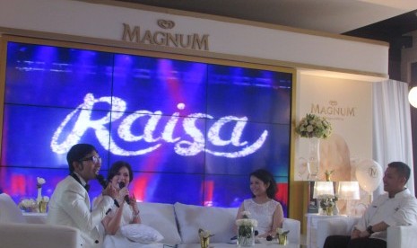 Peluncuran Magnum White Almond di Grand Indonesia, Selasa (26/5), bersama Raisa dan pihak Unilever juga chocolatier Oddie Jamil.