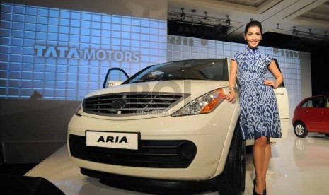  Peluncuran mobil Aria Pure 2.2 MT yang diproduksi Tata Motors India di Jakarta, Selasa (10/9).   (Republika/Amin Madani)