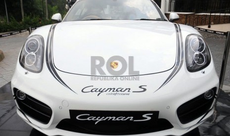 Peluncuran mobil Porsche terbaru tipe Cayman di Jakarta, Selasa (19/3). (Republika/Aditya Pradana Putra) 