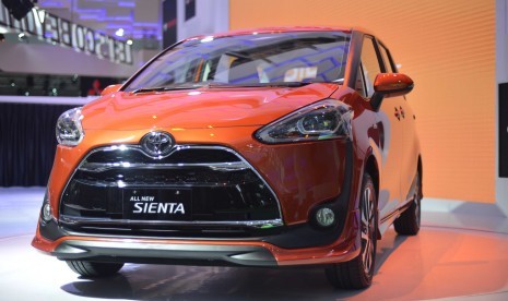 Peluncuran MPV Toyota Sienta di ajang IIMS 2016