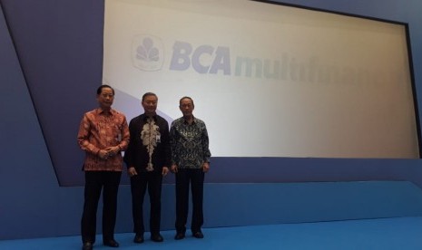 Peluncuran nama entitas baru BCA Multi Finance dari CS Finance dilakukan oleh Presiden Direktur BCA Jahja Setiaatmadja, didampingi oleh Direktur BCA Henry Koenaifi dan Presiden Direktur BCA Multi Finance Herwandi Kuswanto di Grand Mercure Kemayoran Jakarta, Jumat (11/10). 