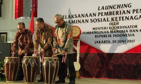 Peluncuran penghargaan Paritrana oleh Sekretaris Kemenko PMK, Satya Sananugraha dan Direktur Utama BPJS Ketenagakerjaan, Agus Susanto,  Selasa (20/6).