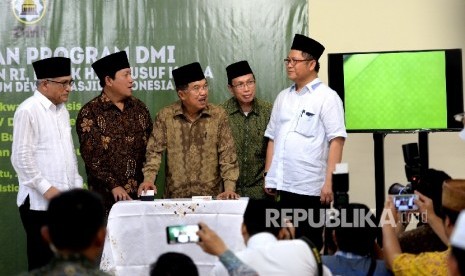 Peluncuran Program DMI. Wakil Presiden Jusuf Kalla (tengah) bersama jajaran pengurus pusat DMI secara simbolis meluncurkan progam Dewan Masjid Indoensia (DMI) di Masjid Istiqlal, Jakarta, Sabtu (28/5).