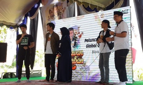 Selebritas Dimas Seto, Anisa Rahma eks Cherrybelle bersama sang suami Anindito, serta Fauzi Baadila, turut menghadiri dan mendukung peluncuran program Global Qurban 2019 bertema Dermawan  Berqurban, Berkahnya Bahagiakan Dunia di Lumbung Ternak Wakaf di Desa Gadu, Kecamatan Sambong, Kabupaten Blora, Jawa Tengah, Kamis (11/7).