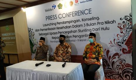 Peluncuran Program Pendampingan, Konseling dan Pemeriksaan Kesehatan dalam Tiga Bulan Pra Nikah oleh Menag) Yaqut Cholil Qoumas bersama Kepala BKKBN, Hasto Wardoyo di Kantor Bupati Bantul, Jumat (11/3). 