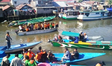 Peluncuran program Sekolah Sungai Papua Barat dan Aksi Bersih-Bersih Sungai Remu di Sorong, Papua Barat, Ahad (22/10). 