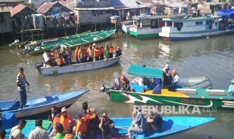 Peluncuran program Sekolah Sungai Papua Barat dan Aksi Bersih-Bersih Sungai Remu di Sorong, Papua Barat, Ahad (22/10).