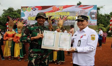 Peluncuran program TNI Manunggal Membangun Desa (TMMD) ke 123, Tahun Anggaran 2025 Kabupaten Bogor berlangsung di Lapangan Desa Karacak, Kecamatan Leuwiliang, Kabupaten Bogor, Jawa Barat, Rabu (19/2/2025).