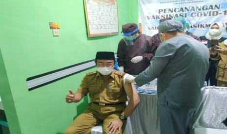 Sekretaris Daerah Kabupaten Tasikmalaya M Zen menjalani vaksinasi Covid-19 di Puskesmas Tinewati, Kecamatan Singaparna, Senin (1/1). 