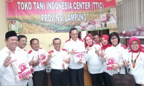 Peluncuran Pusat Toko Tani di Lampung, Rabu (25/4).