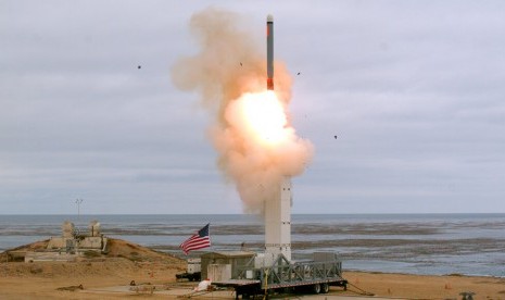 Peluncuran rudal jelajah darat yang dikonfigurasikan secara konvensional di Pulau San Nicolas di lepas pantai Kalifornia, Ahad (18/8). Pentagon mengatakan militer AS melakukan uji coba terhadap jenis rudal yang dilarang selama lebih dari 30 tahun.