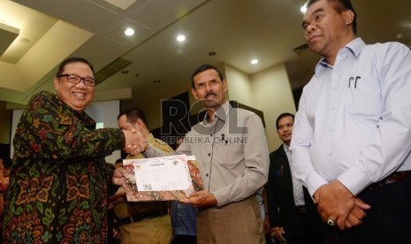 Peluncuran Sertifikasi NIK dan KUR: Menteri Koperasi dan Usaha Kecil Menengah (Menkop UKM), Anak Agung Gede Ngurah Puspayoga (kiri) memberikan Sertifikat Nomor Induk Koperasi (NIK) kepada anggota koperasi di seluruh Indonesia dan Peluncuran Perdana Kredit 