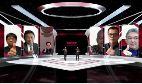 Peluncuran TADEX (Tanah Air Digital Exchange) yang dihadiri oleh Dirut Telkomsel Hendri Mulya Syam (paling kiri), Dirut Telkom Indonesia Ririek Ardiansyah, Menteri Badan Usaha Milik Negara Erick Thohir, Ketua Dewan Pers Mohammad Nuh, Komisaris Utama Telkomsel Wishnutama Kusubandio, dan Ketua Forum Pemimpin Redaksi Kemal Effendi Gani (paling kanan) melalui video conference di Jakarta, Selasa (29/06). 