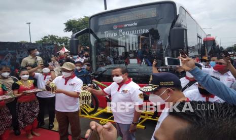 Peluncuran Trans Banyumas dilakukan oleh Bupati Banyumas dan Dirjen Perhubungan Darat Kemenhub, di Alun-alun Purwokerto, Ahad (5/12).