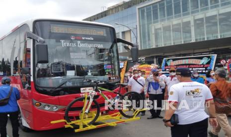 Peluncuran Trans Banyumas dilakukan oleh Bupati Banyumas dan Dirjen Perhubungan Darat Kemenhub, di Alun-alun Purwokerto, Ahad (5/12).