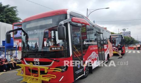 Peluncuran Trans Banyumas dilakukan oleh Bupati Banyumas dan Dirjen Perhubungan Darat Kemenhub, di Alun-alun Purwokerto, Ahad (5/12).