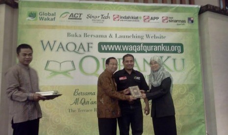 Peluncuran website wakaf Alquran.