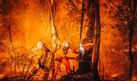 Pemadam kebakaran di pedesaan Australia harus bekerja begitu dekat dengan api. Masih ada yang menyangkal bahwa kebakaran hutan Australia dipengaruhi perubahan iklim. Ilustrasi.