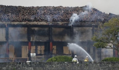 Pemadam kebakaran memadamkan api di aula utara Kastil Shuri di Naha, Okinawa, Jepang, Kamis (31/10). Kastil tersebut merupakan Situs Warisan UNESCO.