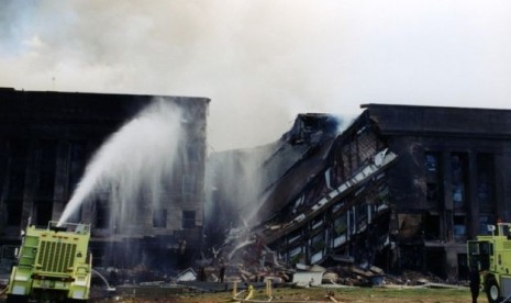 Pemadam kebakaran memadamkan api di gedung Pentagon yang ditabrak pesawat pada 11 September 2001.