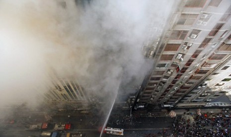 Pemadam kebakaran memadamkan api di gedung perkantoran di Dhaka, Bangladesh, Kamis (28/3).  