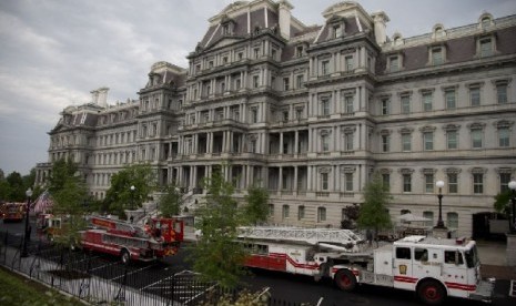 Pemadam kebakaran parkir antara gedung The Eisenhower Executive Office Building dan Sayap Barat Gedung Putih setelah ada panggilan kebakaran (11/5)