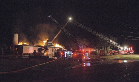 Pemadam kebakaran Victoria, Texas, memadamkan masjid yang terbakar, Jumat (28/1).