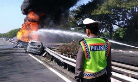 Pemadaman kebakaran dari truk tangki Pertamina di Tol Porong.