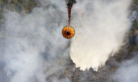 Pemadaman kebakaran lahan dari udara dengan 'water bombing' (ilustrasi)