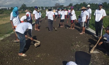 Pemadatan jalan salah satu program CSR yang dilaksanakna BRI Peduli Lingkungan di Kabupaten Klaten, Jawa Tengah, Sabtu (24/3).