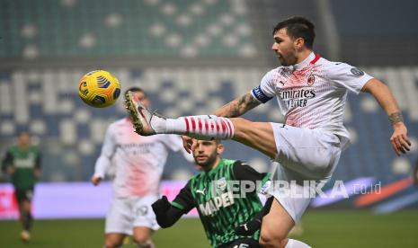 Pemain AC Milan Alessio Romagnoli (kanan).