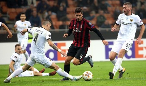 Pemain AC Milan Andre Silva (tengah) dihalangi oleh dua pemain AEK Athen, Ognjen Vranjes (kiri) dan Adam Tzanetopoulos, Jumat (20/10) dini hari WIB. 