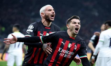 Pemain AC Milan Brahim Diaz (kanan) merayakan golnya ke gawang Tottenham Hotspur dengan rekan setimnya Theo Hernandez dalam pertandingan leg pertama babak 16 besar Liga Champions UEFA, di Stadio San Siro, Milan, Rabu (15/2/2023) dini hari WIB.