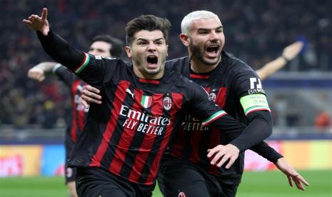 Pemain AC Milan Brahim Diaz (kiri) merayakan golnya ke gawang Tottenham Hotspur dengan rekan setimnya Theo Hernandez dalam pertandingan leg pertama babak 16 besar Liga Champions UEFA, di Stadio San Siro, Milan, Rabu (15/2/2023) dini hari WIB.