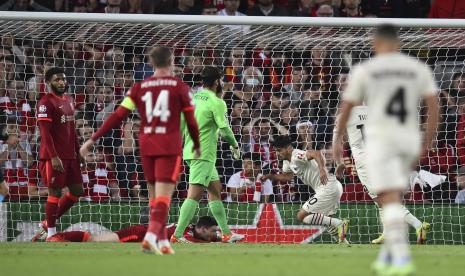 Pemain AC Milan Brahim Diaz mencetak gol ke gawang Liverpool pada pertandingan di Stadion Anfield, Kamis (16/9) dini hari WIB.