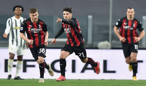 Pemain AC Milan Brahim Diaz (tengah) usai mencetak gol ke gawang Juventus.